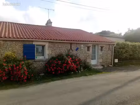 lumineux t2 ou t3 équipé + jardin + parking  proche benet  niort  fontenay le comte