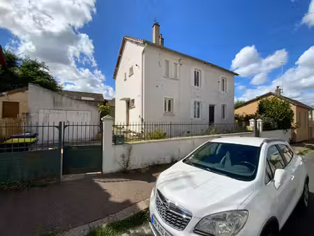 le creusot proche commodités. immeuble comprenant deux appartements avec garage et dépenda