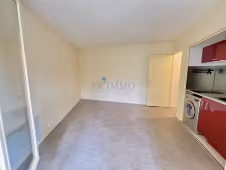 fréjus studio avec loggia fermée à vendre  proche centre