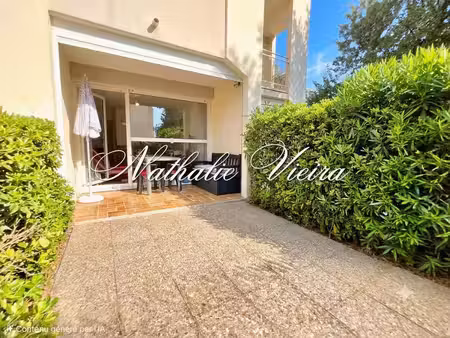 studio cabine en rez-de-jardin avec terrasse  cour privative