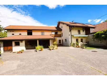 maison mitoyenne de 168 m² avec dépendance de 180 m²