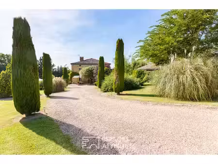 maison de caractère au coeur d'un parc arboré avec piscine