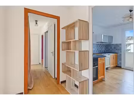 bassens  t3 traversant de près de 70m² avec 2 balcons et vue montagnes