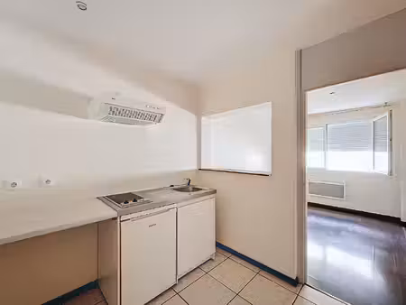 à louer appartement t2 au 1er étage en centre-ville de com