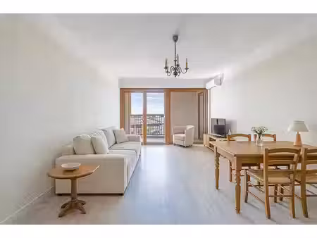 hyères - t2 de 50 m² avec loggia plein sud  vue mer et collines