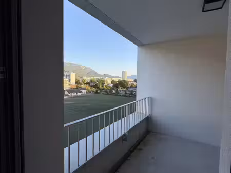 pont de claix t2 de 41 m² avec balcon