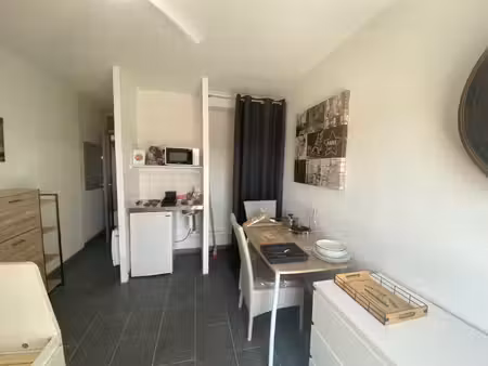 au coeur du centre ville  studio meublé à neuf d'uen supefic