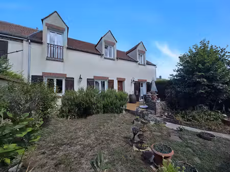 maison 4 chambres + studio indépendant avec jardin clos.