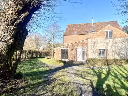 maison 2 chambres  jardin et carport.