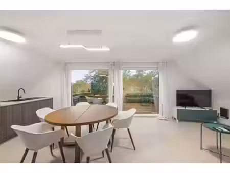 appartement rénové avec terrasse et vue sur la verdure