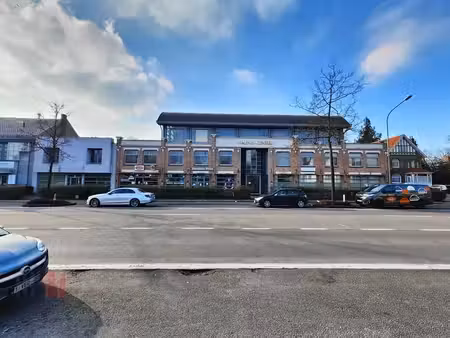 kantoorgebouw (+/- 2.182 m²) met verhuurde handelsruimtes