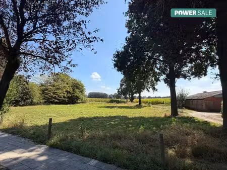 terrain orienté plein sud avec vue sur les champs à vendre -