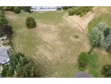 deux terrains d'une superficie totale d'environ 5 000 m²