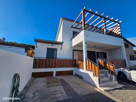 ​petite-île (chemin neuf) – villa t3 neuve meublée 110 m² avec piscine & vue mer à 180°