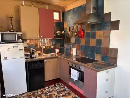 loue maison dans propriété privée avec jardin partagé et cour privé
