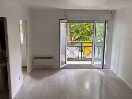 studio lumineux avec balcon et parking en sous sol