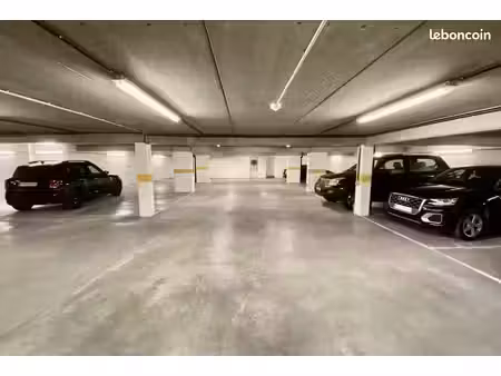 place de parking véhicule et 1 place moto
