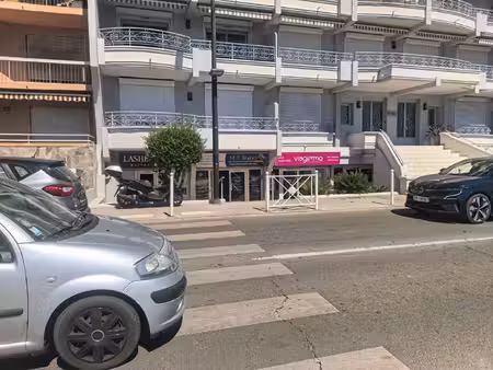 a vendre sainte-maxime  front de mer  local commercial de 94 m2