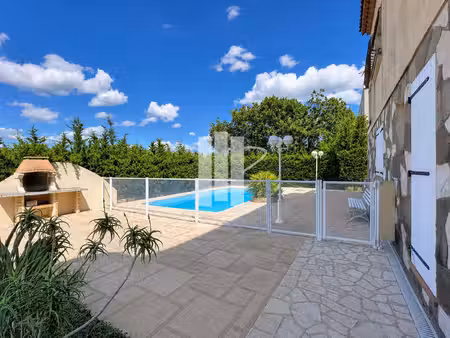 villa de 250m2 divisée en 2 appartements avec piscine.