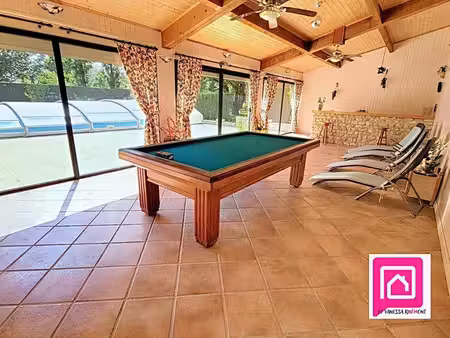 propriété avec piscine couverte  salle de réception et 3 369 m² de terrain ? à seulement 1