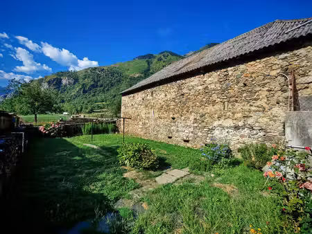 maison  dépendances et magnifique vue sur les montagnes