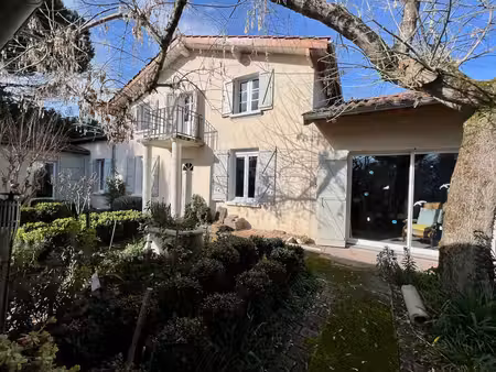 maison d'environ 220 m² dans un des meilleurs quartiers de villeneuve sur lot  proche à pi