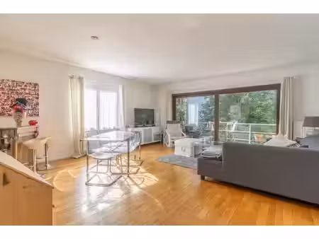 spacieux appartement deux chambres avec parking et garage