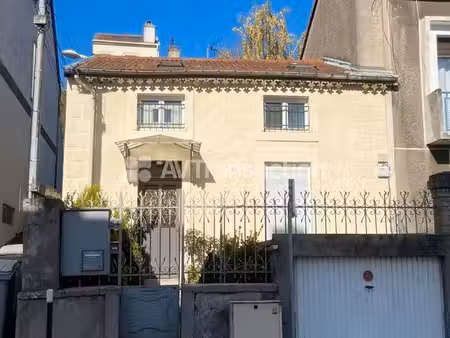 maison 3 chambres avec garage  veranda et cour