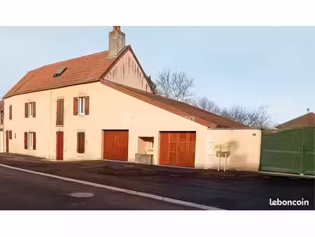 maison composé de 3 appartements loués  garage et jardin