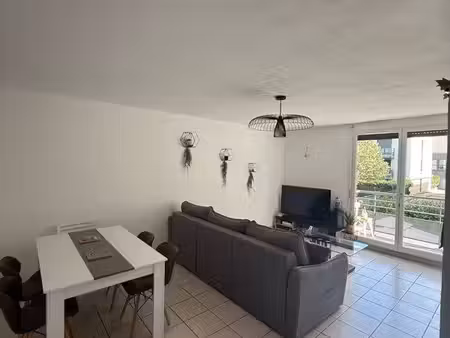 à louer  t3 meublé de 63 m² avec charges  internet et électricité compris  situé en plein 