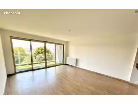 t4 82 m² – 3 chambres – grand balcon – parking – tram à proximité