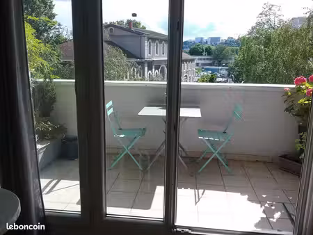 t2 meublé lumineux face la cité internationale +balcon + garage – quai du rhône  quartier 