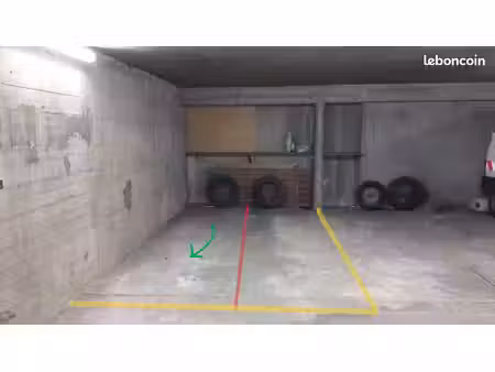 paris 18 - poteaux/ruisseau : place moto sécurisée