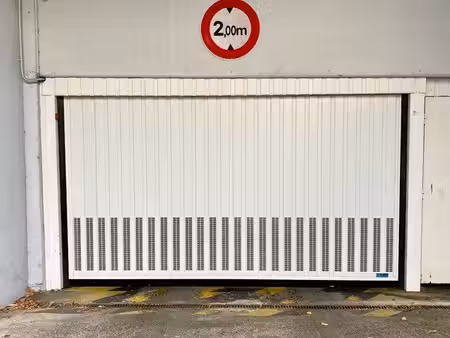 loue  parking  fermer