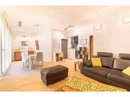 marseille 6e vauban | t2 55 m² | cour 19 m² | plein sud