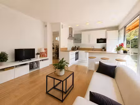 **proche village et port **appartement saint mandrier sur mer 2 pièce(s) 47 95m2