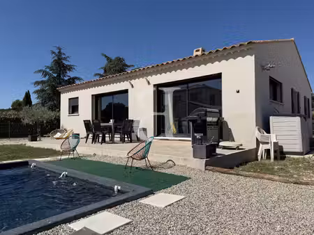 belle villa moderne avec piscine dans un quartier recherché de