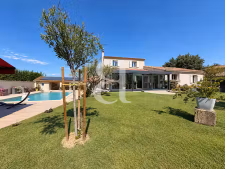 villa avec piscine et vue sur le luberon à vendre aux taillades