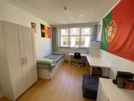 chambre d'étudiant meublée avec sanitaires communs