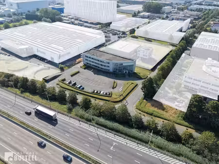 ruim kantoorgebouw met uitstekende visibiliteit langs de ...