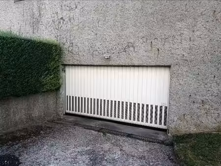 place de parking dans un garage commun fermé