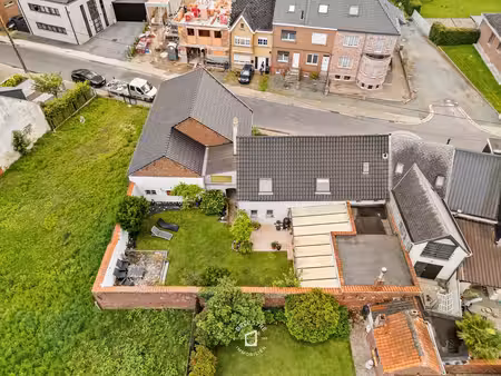 veelzijdige woning met 3 slaapkamers  ruime bijgebouwen en werkplaats te okegem