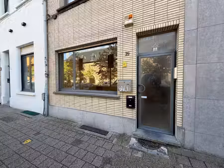 te renoveren handelsruimte met kelder op toplocatie.