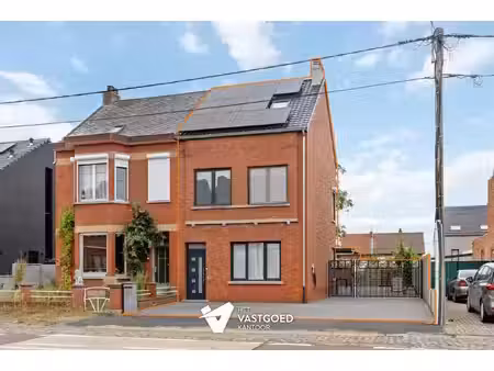 volledig gerenoveerde woning met 4 slaapkamers en tuin met achterliggende bouwgrond te sch
