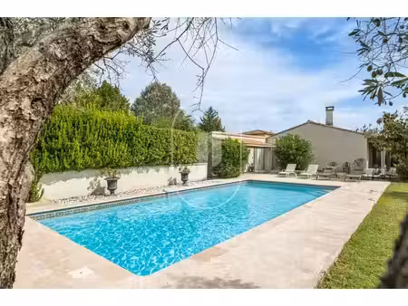 belle maison contemporaine de plain-pied avec piscine et jardin arboré
