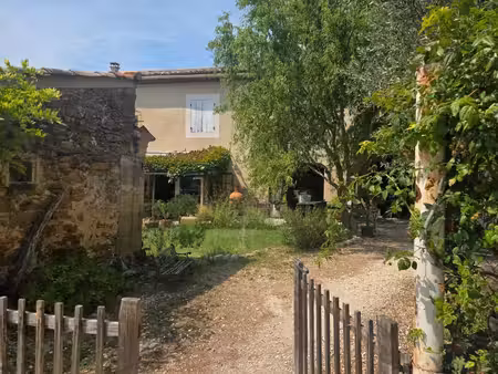 ancienne ferme provençale rénovée avec 6 5 hectares et deux loge