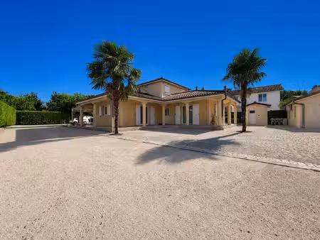 maison 165 m2 parcieux avec un terrain de 1434 m2 et piscine chauffée.