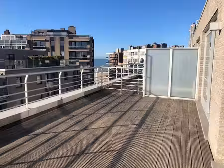 prachtige centraal gelegen penthouse met lateraal zeezicht