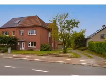 ruime woning met vier slaapkamers en grote tuin