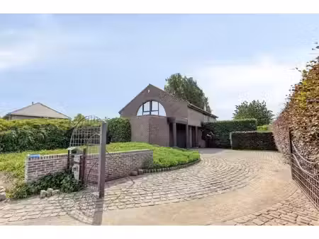 goed onderhouden villa met prachtige tuin en adembenemende verzichten.